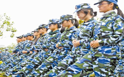 成都卫校军训图 成都卫校军训图