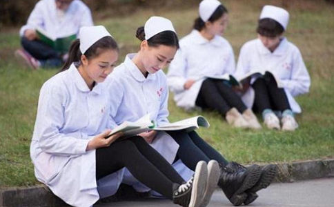 成都卫校的学费每年是多少